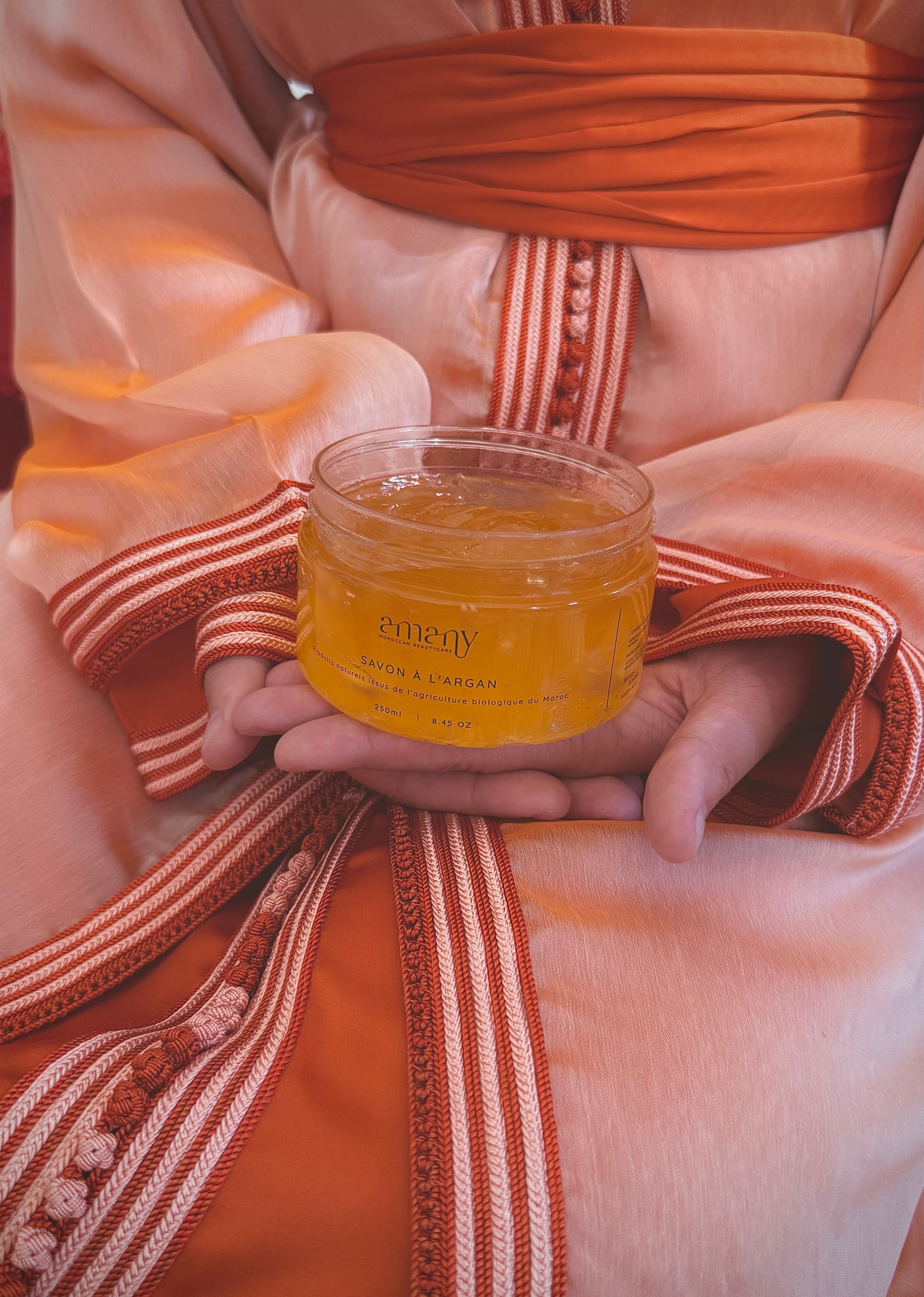 Exfoliation naturelle : pourquoi adopter le gant en soie et le savon à l’huile d’argan ?