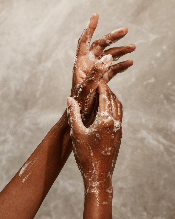 S'exfolier la peau avec un gant en soie, gommage, keratose pilaire, teint terne, taches, soins de la peau